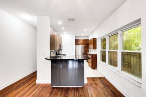 Kylskåp, mikrovågsugn, ugn och spishäll