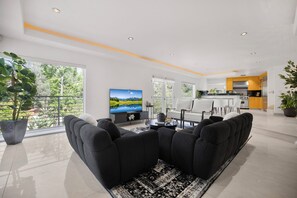 Una Smart TV, una chimenea