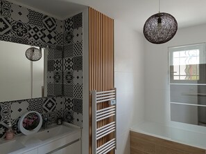 Chuveiro, secador de cabelo, toalhas de banho, sabonete