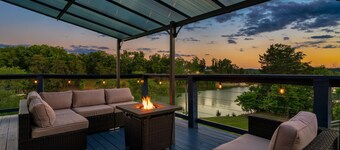 Epic Lakehouse! Mountain Views! Kayaks! Arcade! Hot Tub! Dock! Paddle Boards!!