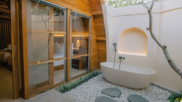 Familiekamer, uitzicht op zee | Badkamer | Gratis toiletartikelen, een haardroger, handdoeken, zeep