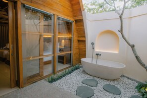 Habitación familiar, vista al océano | Baño | Amenidades de baño gratuitas, secadora de cabello, pantuflas, toallas 