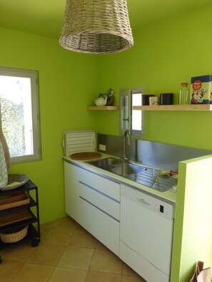 Private kitchen - MAS NICNAC IN THE HEART OF A SMALL DRY-STONE HAMLET (Blauvac)