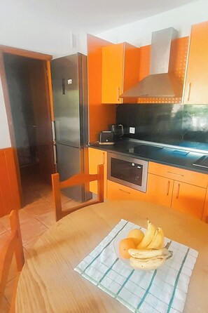 KĂŒhlschrank, Mikrowelle, Ofen, Herdplatte
