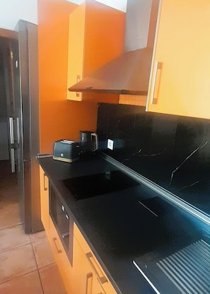 KĂŒhlschrank, Mikrowelle, Ofen, Herdplatte