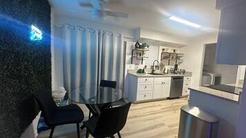 Microondas, horno, placa de cocina, lavavajillas