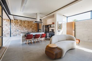 Hus – deluxe, 2 soverom, hageutsikt | Oppholdsområde