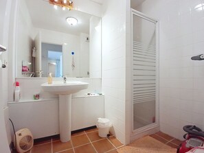 Bruser, hårtørrer, håndklæder, Toiletpapir