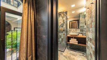 Deluxe appartement, 1 kingsize bed | Badkamer | Een douche, een haardroger, handdoeken, zeep