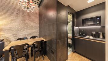 Appartement Luxe | Cuisine privée | Réfrigérateur, micro-ondes, four, cafetière/bouilloire