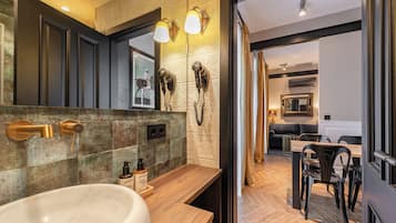 Luxe appartement, 1 slaapkamer | Badkamer | Een douche, een haardroger, handdoeken, zeep