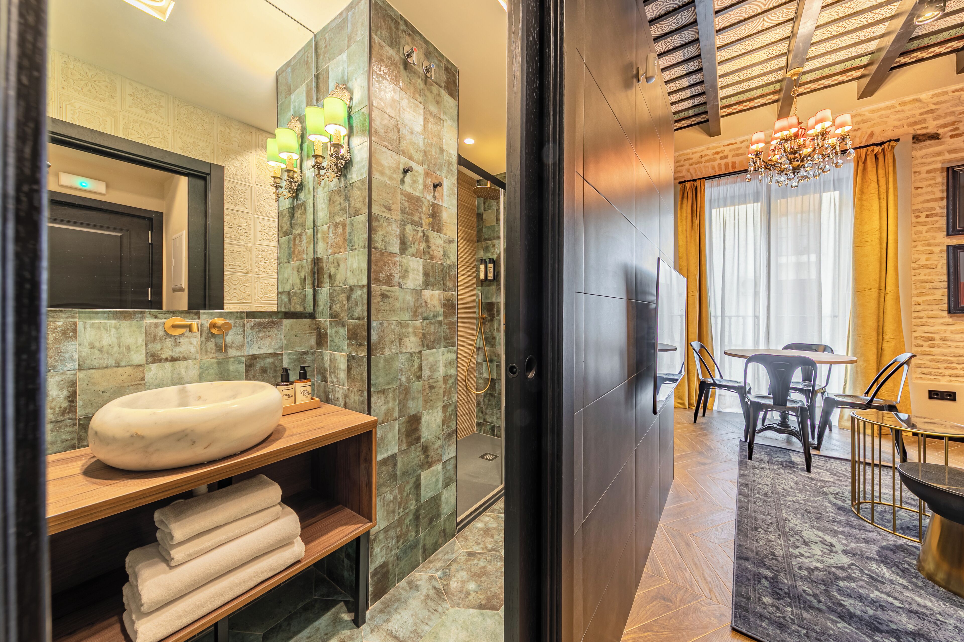 Appartement Luxe, 1 très grand lit | Salle de bain | Douche, sèche-cheveux, serviettes fournies, savon
