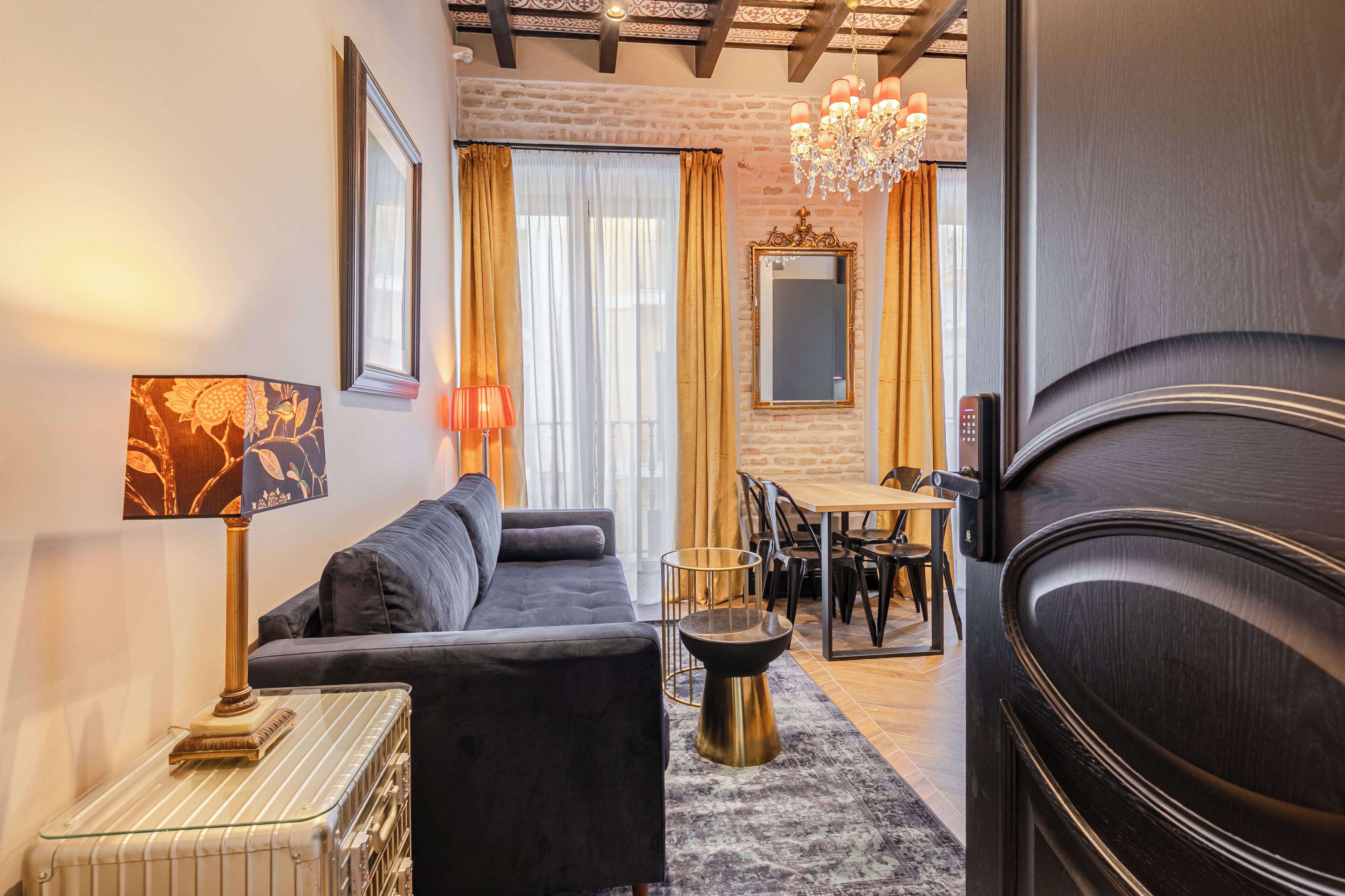 Apartamento Deluxe, 1 habitación | Zona de estar | Smart TV de 55 pulgadas con canales por cable, suelo radiante