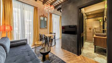 Departamento Deluxe, 1 habitación | Área de sala de estar | Smart TV de 55 pulgadas con canales por cable y piso con calefacción