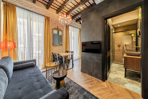 Departamento Deluxe, 1 habitación | Área de sala de estar | Smart TV de 55 pulgadas con canales por cable y piso con calefacción 