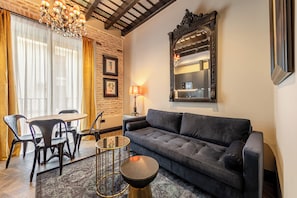 Luxury Apartment, 1 King Bed | Living area