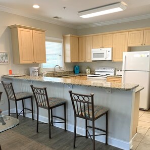 冷蔵庫、電子レンジ、オーブン、コンロ