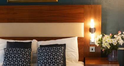 Oakshaw Guesthouse - Cozy Double Room in a Central Location. R12