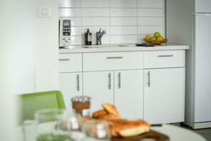 Fridge, microwave, stovetop, cookware/dishes/utensils