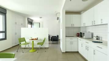 Jääkaappi, mikroaaltouuni, liesi