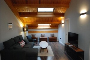 Apartamento, vistas a la ciudad | Ropa de cama de alta calidad, edredones de plumas, escritorio