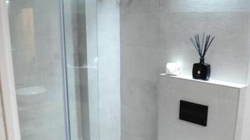 Appartement, uitzicht op stad | Badkamer | Een douche, gratis toiletartikelen, een haardroger, handdoeken