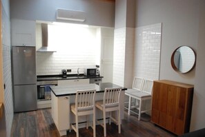 Apartment, City View | Private kitchen - Apartamentos Altar Suites Conde Luna (León)