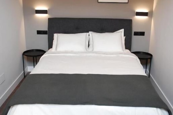 Een bureau, verduisterende gordijnen, geluiddichte muren, gratis wifi