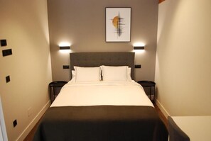 Premium bedding, down comforters, desk, blackout drapes - Altar Suites Caño Badillo by gaiarooms (León)