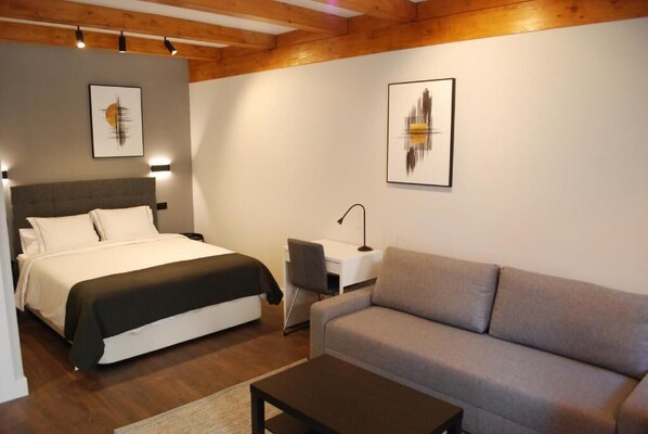 Premium bedding, down comforters, desk, blackout drapes - Altar Suites Caño Badillo by gaiarooms (León)