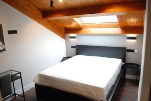Schreibtisch, Verdunkelungsvorhänge, schallisolierte Zimmer