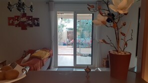 TV, books - Furnished 3-star house 300 metres from the sea, 84 m², 3 bedrooms (Hyères)