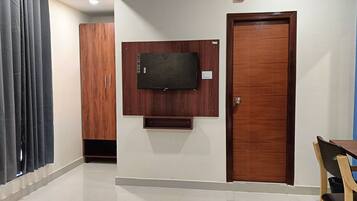 Deluxe-Doppel- oder -Zweibettzimmer, Stadtblick | Schreibtisch, Bügeleisen/Bügelbrett, kostenloses WLAN