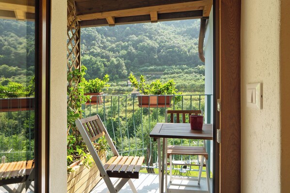 Outdoor dining - Room 'Pria' with Mountain View, Wi-Fi and Air Conditioning (Albisola Superiore)