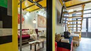 Una sala de estar moderna con un sofá rojo, una mesa de centro y una estantería.