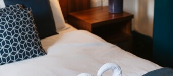 Oakshaw Guesthouse - Cozy Double Room in a Central Location. Room 1