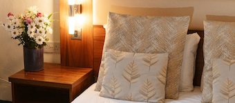 Oakshaw Guesthouse - Cozy Double Room in a Central Location. R7