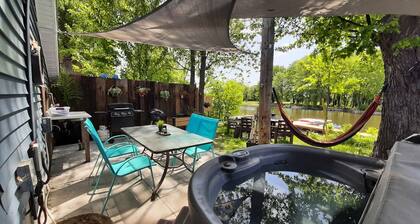 Chalet Ăco-Rustique Le HĂ©ron avec Terrasse sur le bord de lâeau et Spa