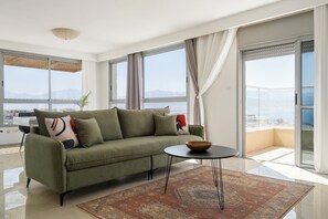 Una Smart TV, una mesa de tenis de mesa