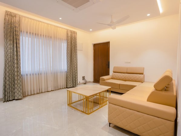 Luxury-Apartment, Balkon | Wohnbereich | 55-Zoll-Smart-TV mit Digitalempfang