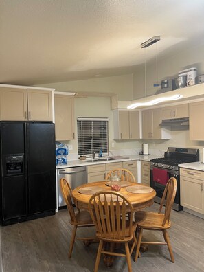 Microwave, dishwasher - Charming 3-bedroom house with WiFi, AC in superb Palmdale (Palmdale)