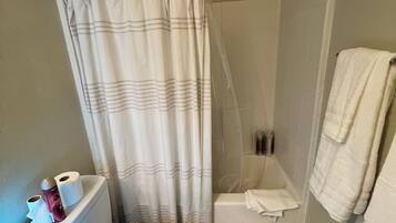 Bañera de hidromasaje, toallas, jabón y papel higiénico