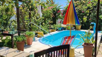 Hồ bơi ngoài trời, dù/ô trên bãi biển/hồ bơi, ghế dài tắm nắng