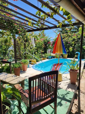 Außenpool, Sonnenschirme, Liegestühle