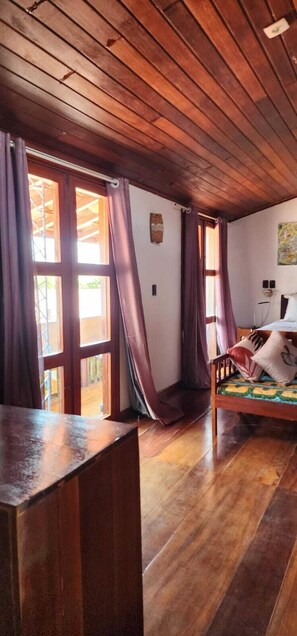 Chambre Deluxe, terrasse, vue plage | Rideaux occultants, fer et planche à repasser, Wi-Fi gratuit