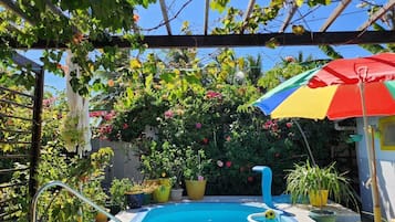 Piscina externa, guarda-sóis, espreguiçadeiras