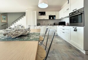 Jääkaappi, mikroaaltouuni, uuni, liesi