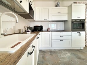 Jääkaappi, mikroaaltouuni, uuni, liesi