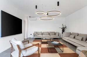 TV, videogiochi, tavolo da ping pong