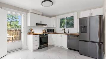 Mikrobølgeovn, ovn, kokeplater og oppvaskmaskin